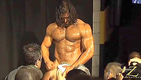 Sexy cutie with her pussy and feet in the park