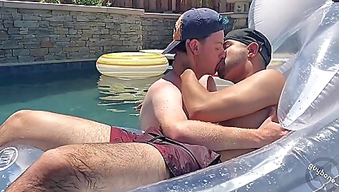 Horny girls get their wild on muyd